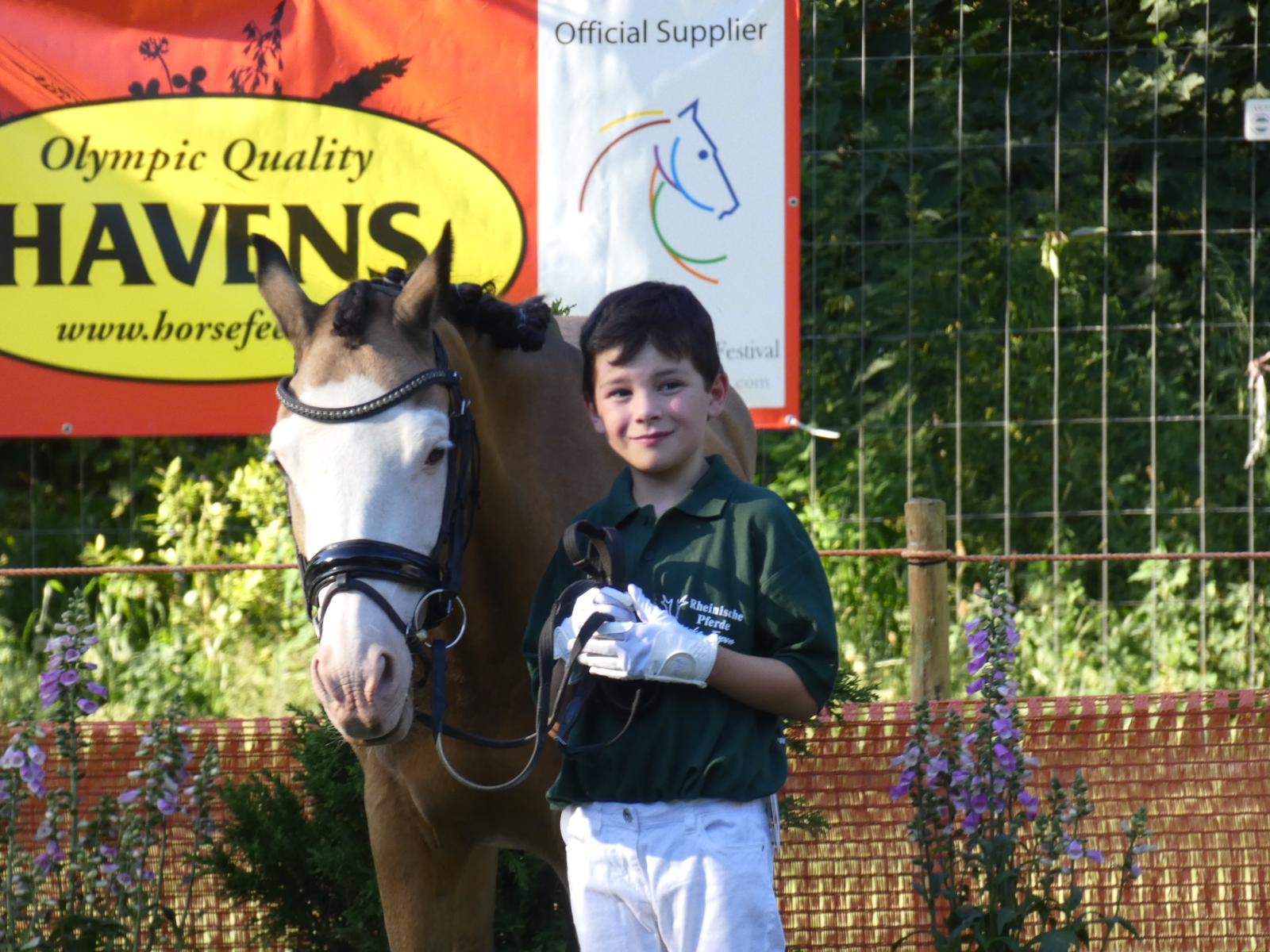 Johan Wilhelm mit einem Pony beim Jungzüchterwettbewerb